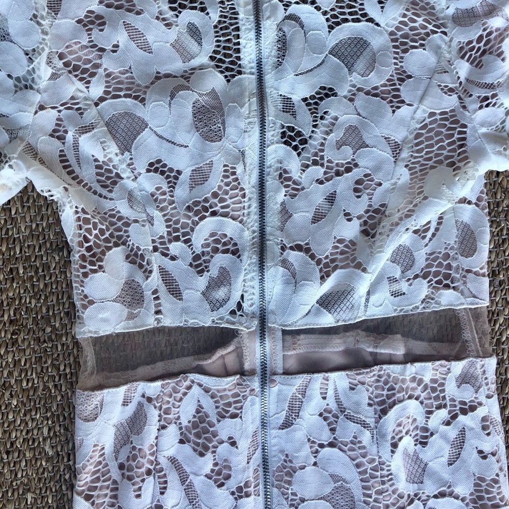 Lace Fitted Dress w Flattering Mesh 2 Piece Detail - Picture 5 of 6